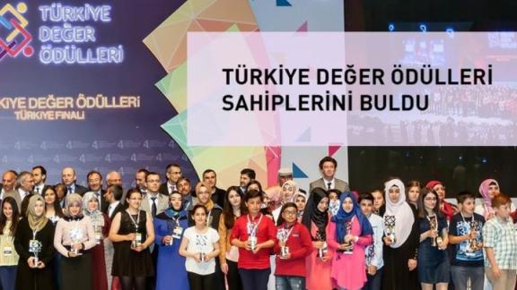 Türkiye Değerleri Eğitimi Merkezi Resim Yarışması Türkiye 3.´sü Hasan Berat KARAGÖZ Ödülünü Aldı