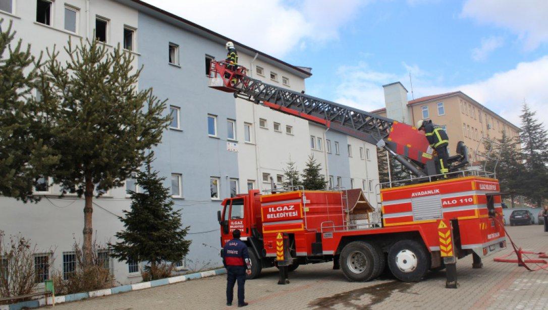 Ilgaz Şehit Nizamettin Yaman Anadolu Lisesi Müdürlüğünün yapmış olduğu Deprem ve Yangın Tatbikatları Özveriyle Gerçekleştirildi.