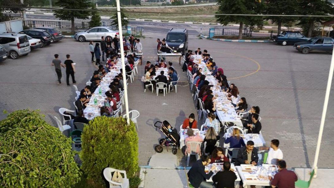  Öğrencilerle okul bahçesinde iftar yemeği