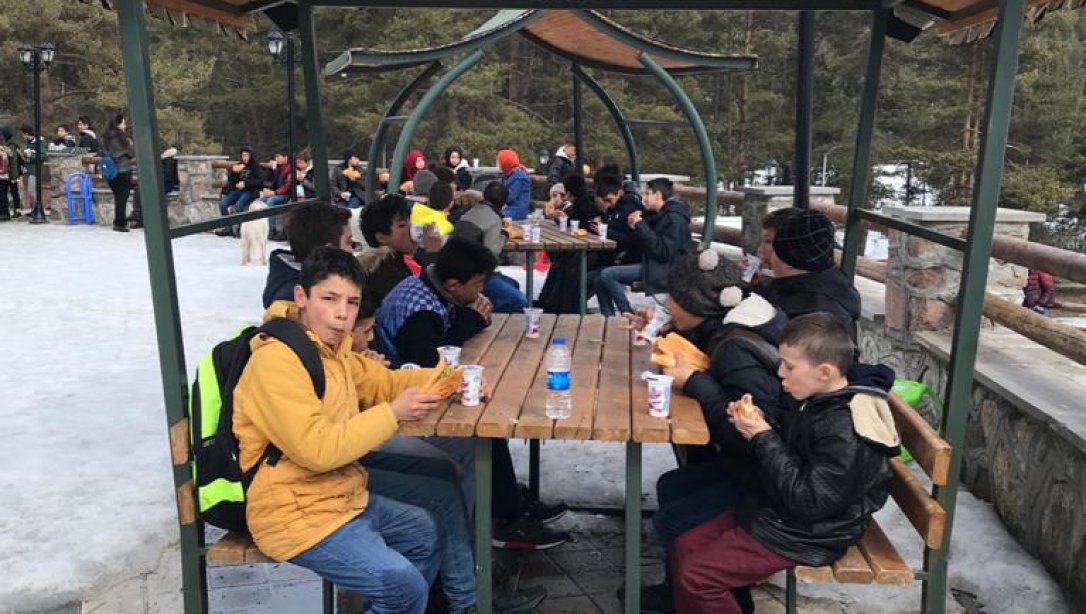 Yavuz Sultan Selim ortaokulu öğrencileri Yıldıztepe kayak merkezinde
