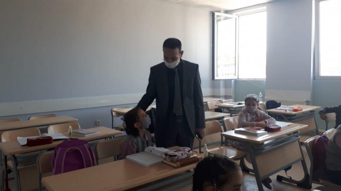 İlçemiz Kaymakamı Sayın Osman UĞURLU Okullarımızı Ziyaret etti.