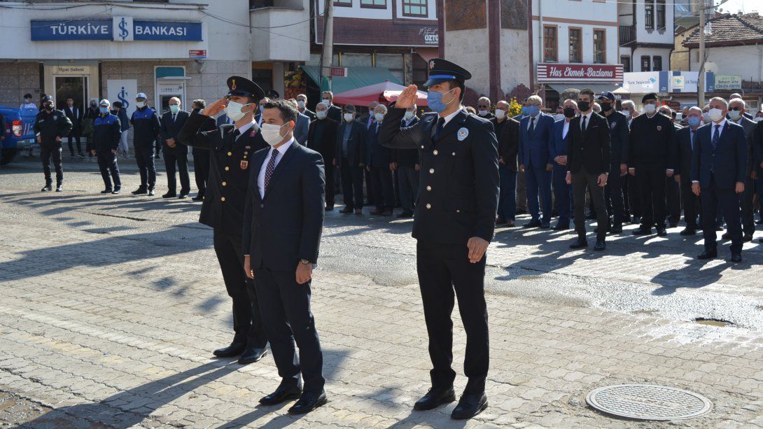 29 Ekim Cumhuriyet Bayramı Etkinlikleri Çelenk Sunma Töreni ile başladı.