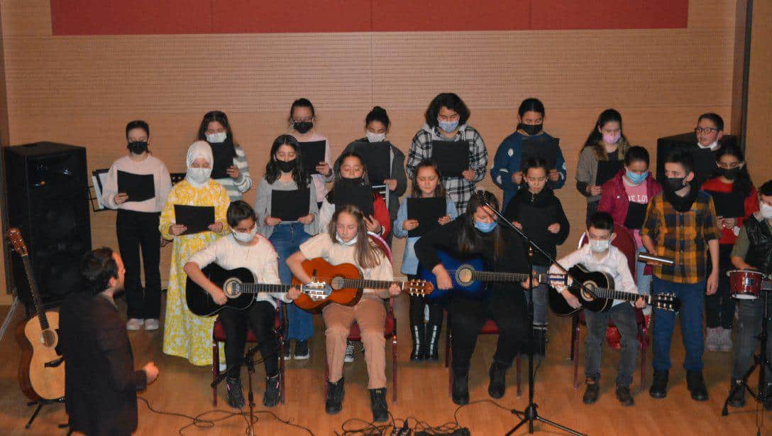 Fatih Sultan Mehmet Ortaokulu Öğrencilerinden Müzik Ziyafeti