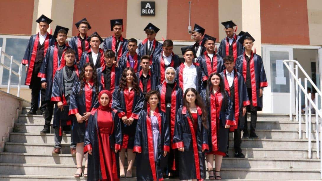 Emel Oktay Türkoğlu Mesleki ve Teknik Anadolu Lisesinde mezuniyet töreni yapıldı. 